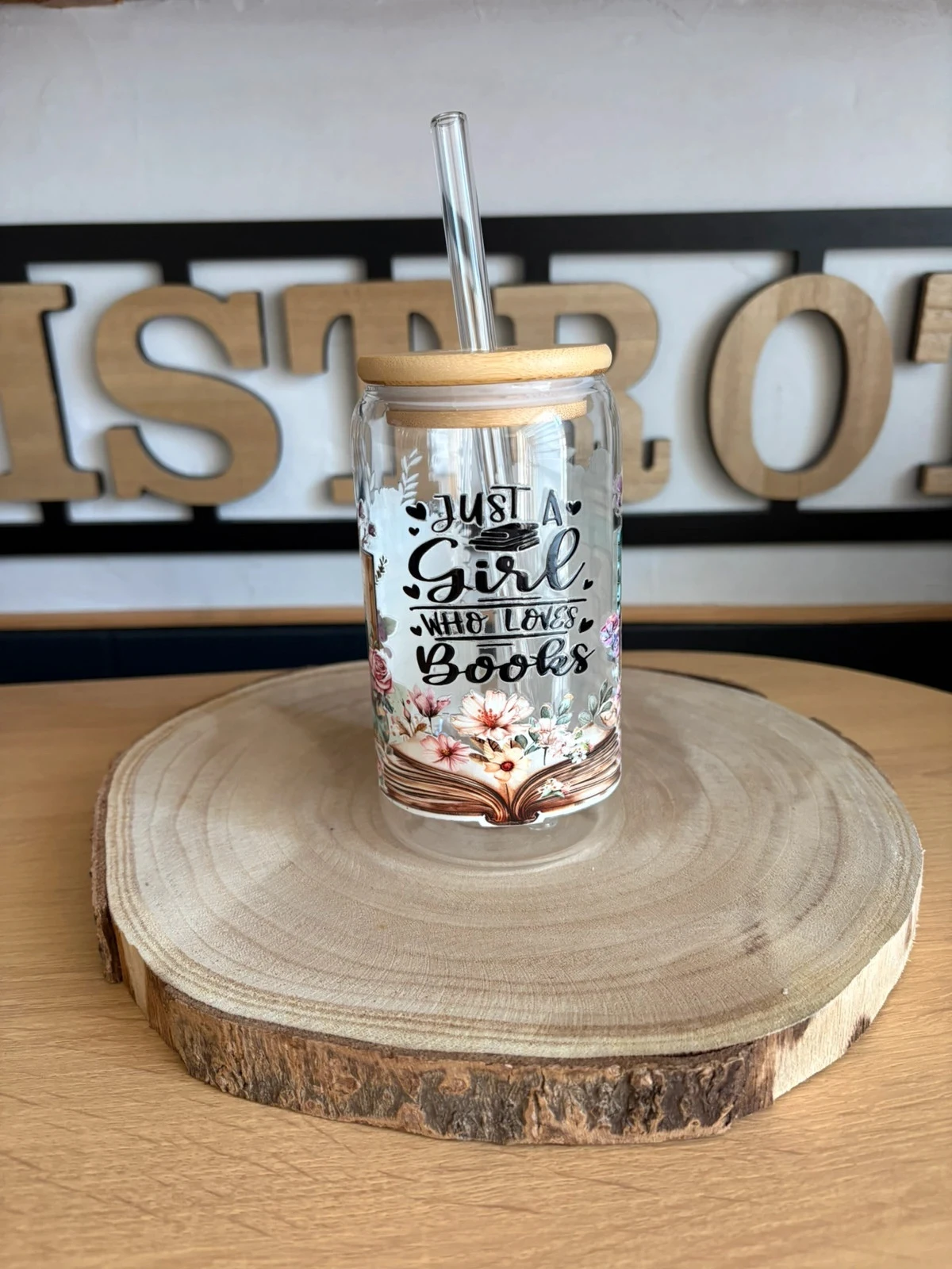 Verre canette "Just a Girl Who Loves Books" (Modèle floral et ouvert) 📚